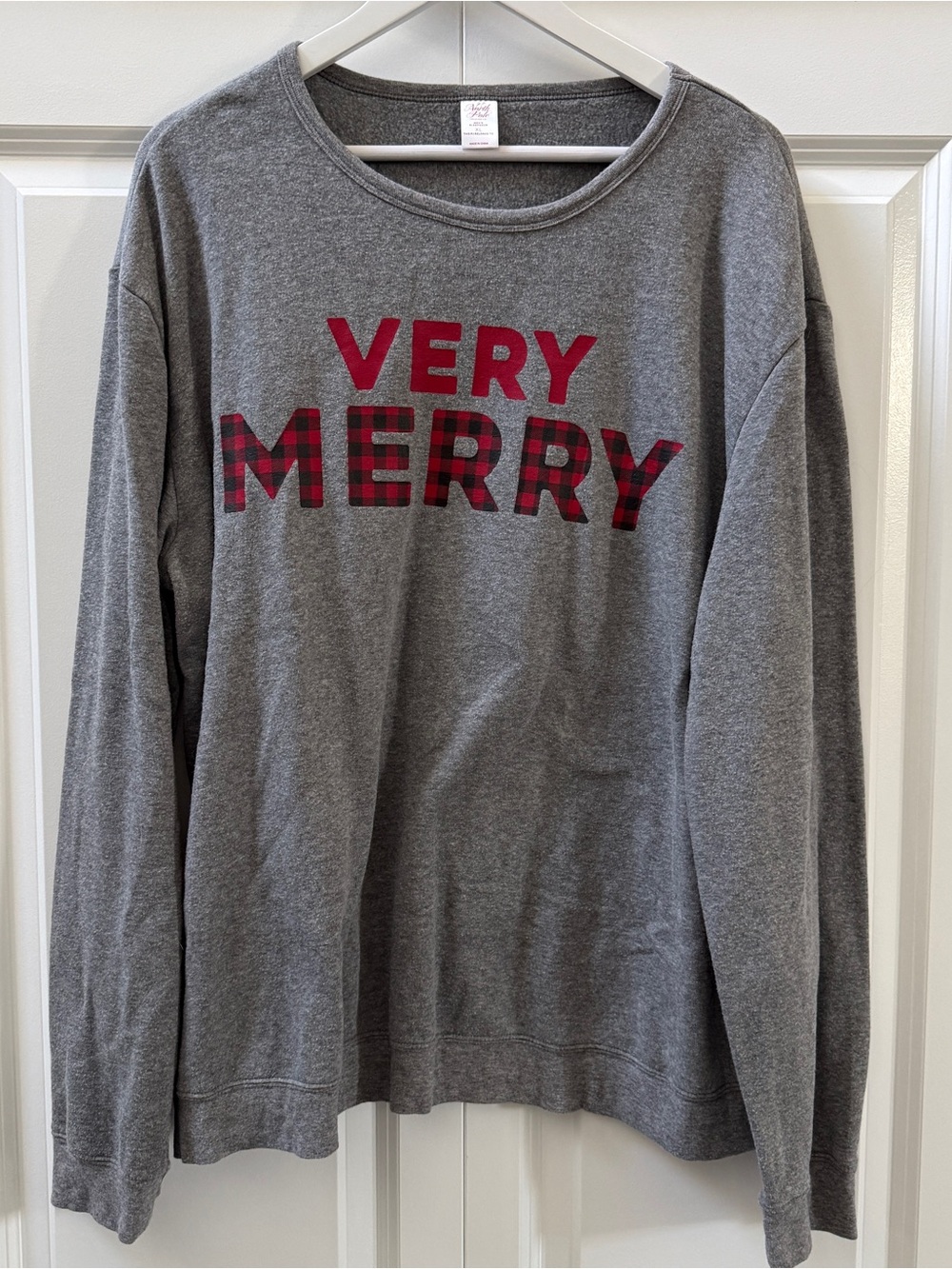 Men’s XL “Very Merry” Gray Plaid Christmas Pajama Sweatshirt, XL
